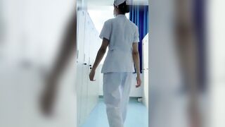 超刺激!偷偷干正在上班的眼镜小护士,工作台、更衣室掀起护士裙后入!紧张刺激!露脸