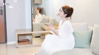 高颜值美乳模特女神【辛尤里】孕妇主题房屋中介拜访女屋主女屋主准备了咖啡但沒有奶精只好加入自产的母乳调